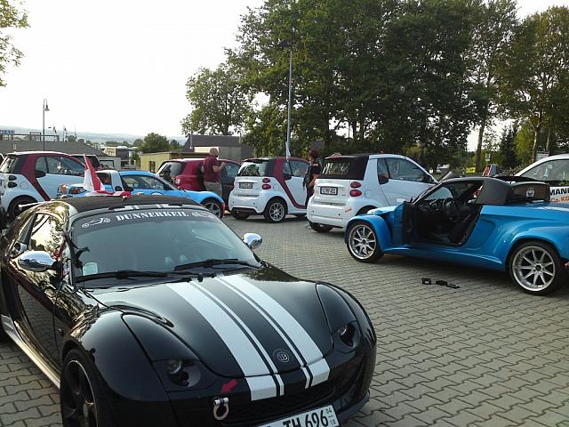 Rám střechy je sešroubován a nasazen na auto.