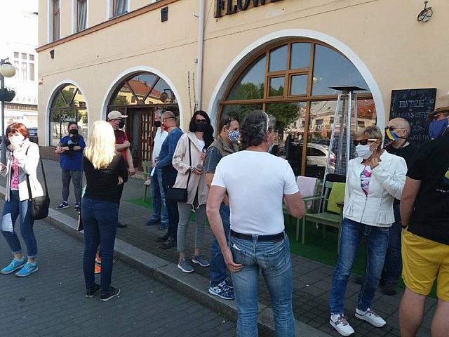 Fronta na zmrzlinu. Roušky máme, rozestupy dodržujeme.