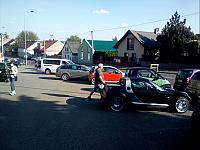 Na parkovišti u zámku Královská koruna. Nebo u pizzerie?