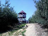 A na vrcholu rozhledna.